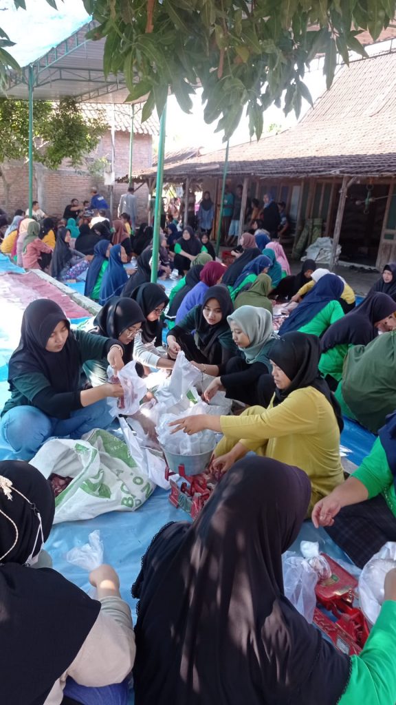 Merawat Tradisi Gotong Royong