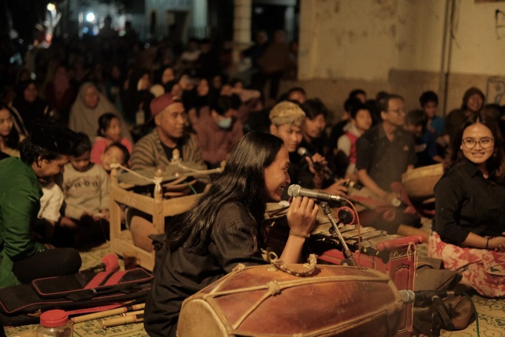 Janturan: uang dan Pesan